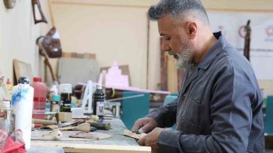 Bu atölyede kütükler sanata dönüşüyor