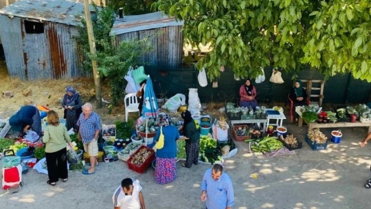 Bu köyde  kadınlar hem  üretip hem satıyor