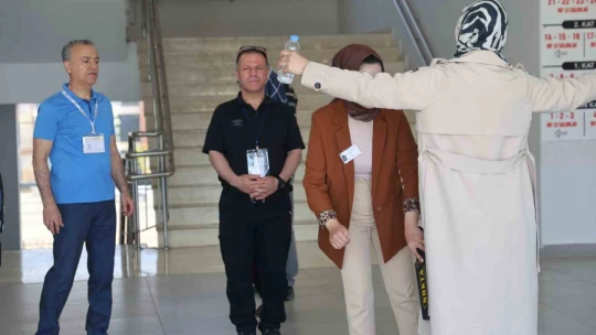 Bu okulda TYT'ye girenler 40 yaşında, geç kalanların heyecanı güldürdü