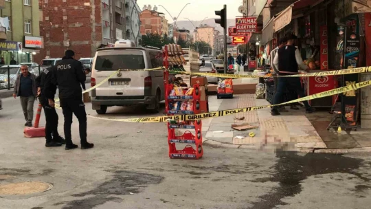 Caddede yürürken silahlı saldırıya uğrayan 2 kişi yaralandı