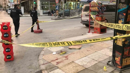 Caddede yürürken silahlı saldırıya uğrayan 2 kişi yaralandı