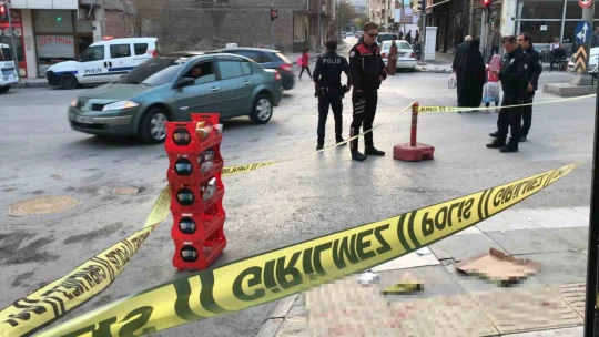 Caddede yürürken silahlı saldırıya uğrayan 2 kişi yaralandı