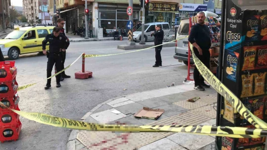 Caddede yürürken silahlı saldırıya uğrayan 2 kişi yaralandı
