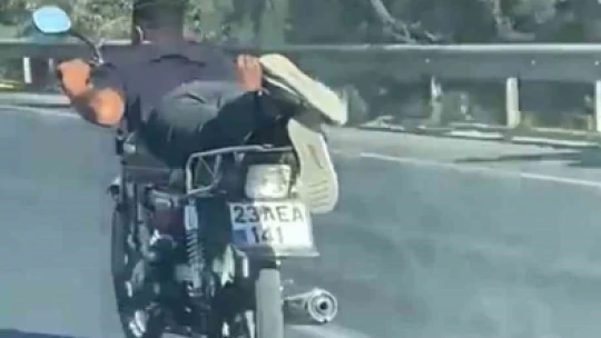 Canını hiçe saydı, motosikleti yatarak sürdü: O anlar kamerada