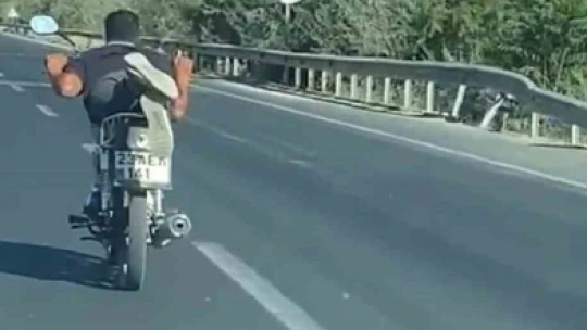 Canını hiçe saydı, motosikleti yatarak sürdü: O anlar kamerada