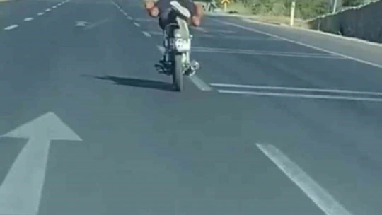 Canını hiçe saydı, motosikleti yatarak sürdü: O anlar kamerada