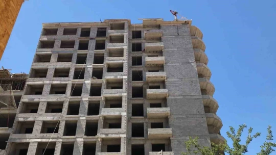 Çatı katından asansör boşluğuna düşen işçi ağır yaralandı