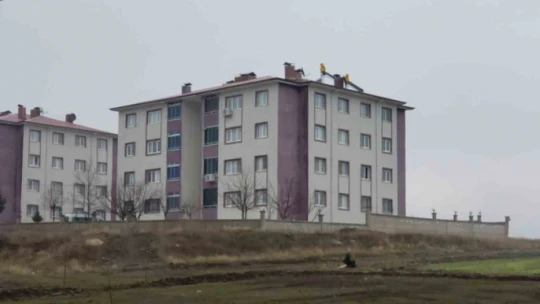 Çatıdan akan suyu kesmek isteyen şahıs, düşerek hayatını kaybetti