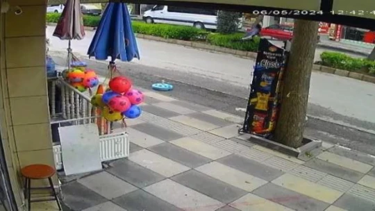 Cips çalmaya çalışan karga dükkan sahibine yakalanınca kaçtı