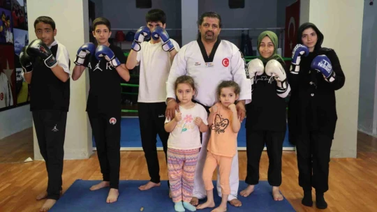 Çocukları kötü alışkanlıklardan uzak tutmak için ücretsiz eğitimler veriyor