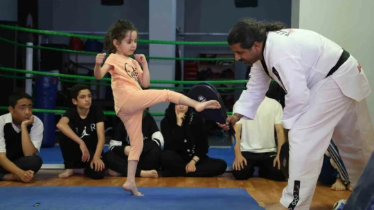Çocukları kötü alışkanlıklardan uzak tutmak için ücretsiz eğitimler veriyor
