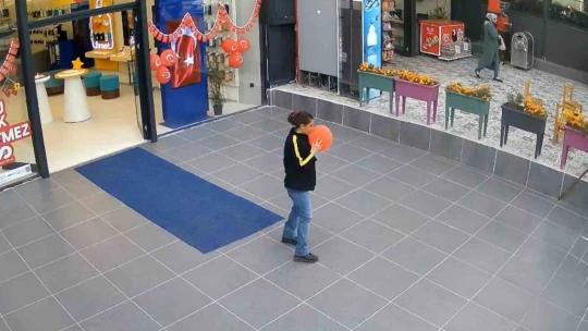 Cumhuriyet coşkusunun dokunaklı anı: Yere düşen 'Ay Yıldıza' saygı dolu öpücük