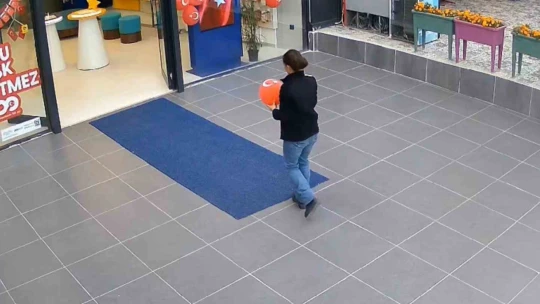 Cumhuriyet coşkusunun dokunaklı anı: Yere düşen 'Ay Yıldıza' saygı dolu öpücük