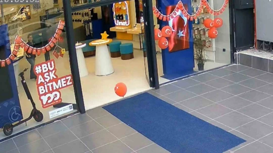 Cumhuriyet coşkusunun dokunaklı anı: Yere düşen 'Ay Yıldıza' saygı dolu öpücük