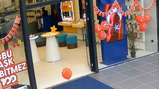 Cumhuriyet coşkusunun dokunaklı anı: Yere düşen 'Ay Yıldıza' saygı dolu öpücük