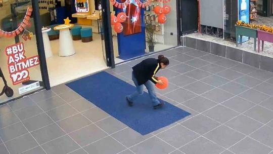 Cumhuriyet coşkusunun dokunaklı anı: Yere düşen 'Ay Yıldıza' saygı dolu öpücük