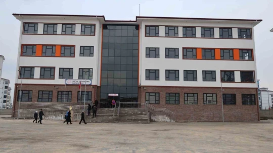 Cumhuriyetin 100. yılında yapımı tamamlanan okul, öğrencilerine kavuştu