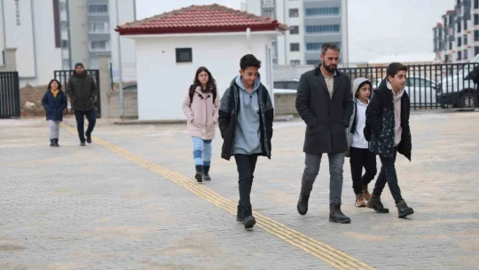 Cumhuriyetin 100. yılında yapımı tamamlanan okul, öğrencilerine kavuştu