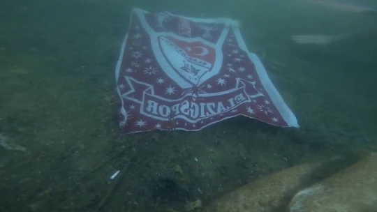 Dalgıçlardan su altında şampiyonluk kutlaması