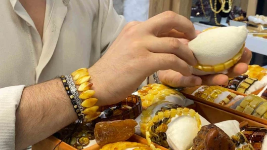 Damla kehribar kolyelere ilgi gün geçtikçe artıyor
