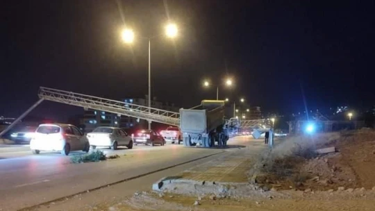 Damperi açık kamyon KGYS direğini devirdi