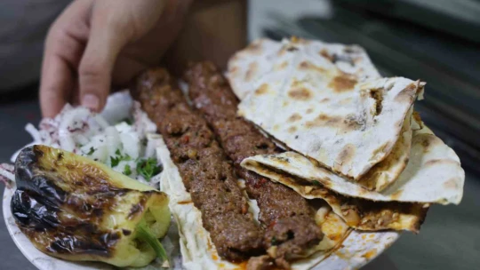 Burada yemekler 4'te bir fiyatına
