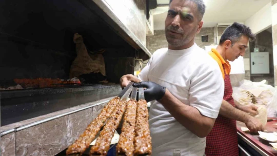 Burada yemekler 4'te bir fiyatına