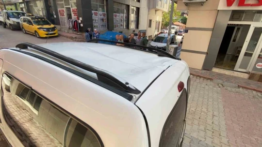 Dengesini kaybeden yaşlı kadın, 4'üncü kattan park halindeki otomobilin üzerine düştü