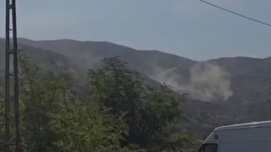 Deprem anında dağdan dumanlar yükselmeye başladı