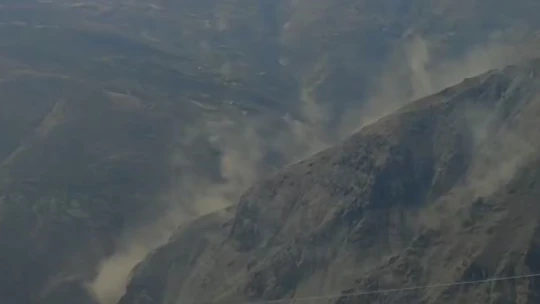Deprem anında dağdan dumanlar yükselmeye başladı