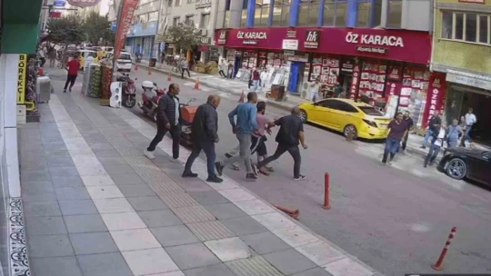 Deprem anında korkuyla balkondan atlamaya çalıştı, o anlar güvenlik kamerasına yansıdı