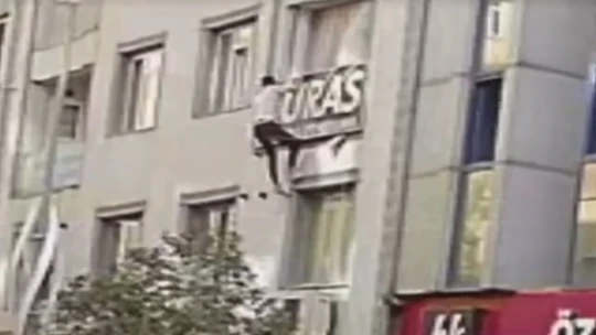 Deprem anında korkuyla balkondan atlamaya çalıştı, o anlar güvenlik kamerasına yansıdı