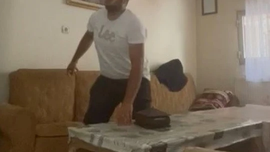 Deprem şakası korkuttu, uykudan panikle kalktı