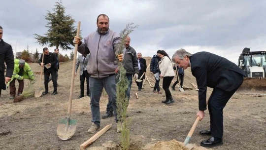 Depremde hayatını kaybeden öğrenciler anısına fidan dikildi