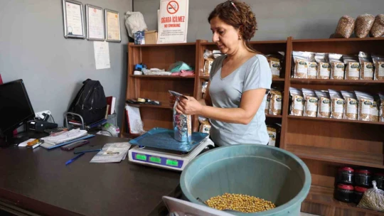 Depremden kurtulan 2 çocuk annesi, devraldığı tesiste tonlarca leblebi üretiyor