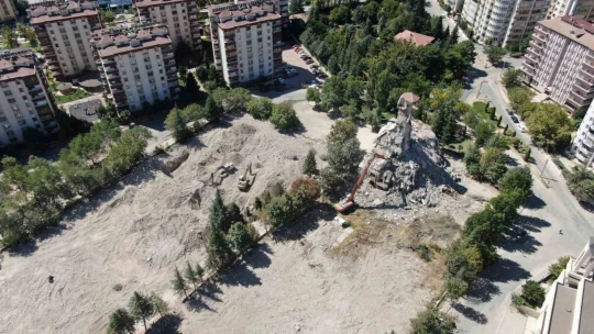 Depremin en dikkat çeken görüntüsü Elazığ'dan: 8 katlı bina yıkıldı, çatısı tek kolon üzerinde kaldı
