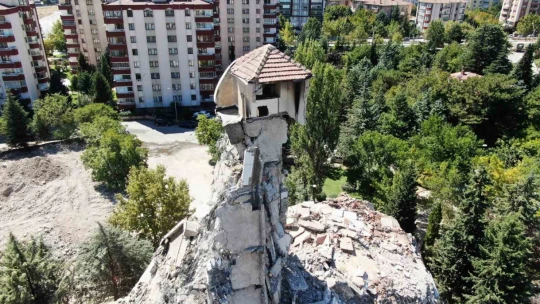 Depremin en dikkat çeken görüntüsü Elazığ'dan: 8 katlı bina yıkıldı, çatısı tek kolon üzerinde kaldı