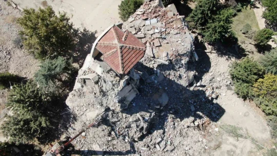 Depremin en dikkat çeken görüntüsü Elazığ'dan: 8 katlı bina yıkıldı, çatısı tek kolon üzerinde kaldı