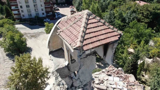 Depremin en dikkat çeken görüntüsü Elazığ'dan: 8 katlı bina yıkıldı, çatısı tek kolon üzerinde kaldı