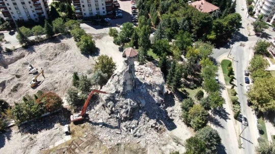 Depremin en dikkat çeken görüntüsü Elazığ'dan: 8 katlı bina yıkıldı, çatısı tek kolon üzerinde kaldı