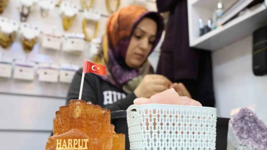 Doğal taşları tasarıma dönüştürerek şifa dağıtıyor