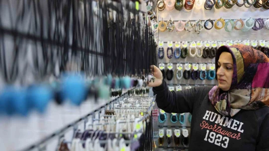 Doğal taşları tasarıma dönüştürerek şifa dağıtıyor