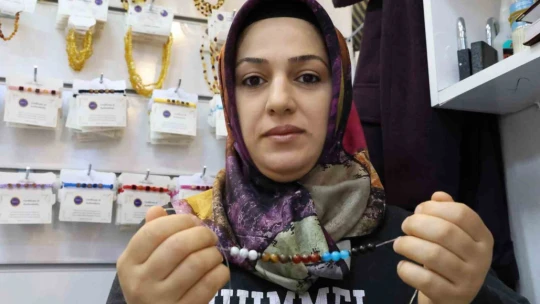 Doğal taşları tasarıma dönüştürerek şifa dağıtıyor