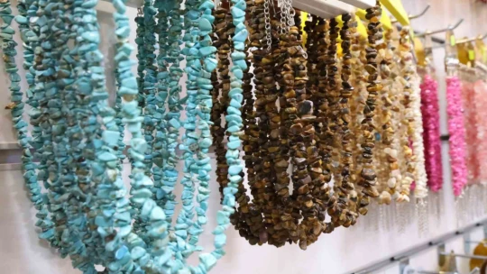 Doğal taşları tasarıma dönüştürerek şifa dağıtıyor