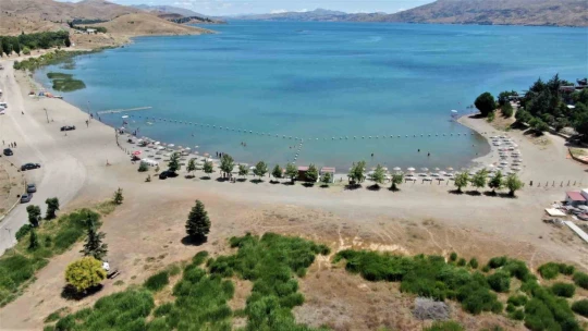 Doğu ve Güneydoğu'nun akın ettiği gölde polisten, boğulmalara karşı uyarı