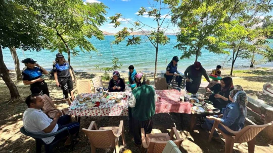 Doğu ve Güneydoğu'nun akın ettiği gölde polisten, boğulmalara karşı uyarı