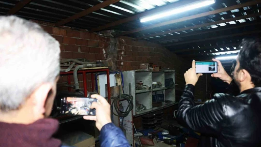 Dükkana girerek başına silah dayayan şahıs 48 bin TL'lik zarar verdi: 7 saattir polise direniyor