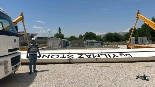 Düşen yıldırım 40 tonluk vinci devirdi