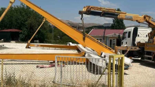 Düşen yıldırım 40 tonluk vinci devirdi