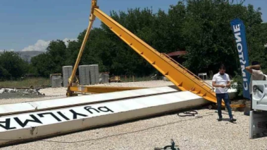 Düşen yıldırım 40 tonluk vinci devirdi